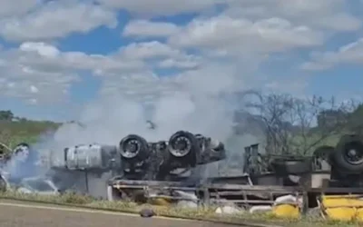 Tragédia na BA-026: Caminhoneiro morre carbonizado após carreta tombar e pegar fogo