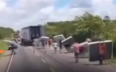 Vídeo: Revoltado, caminhoneiro grava saque de carga de colchões após acidente na BR-242.