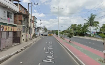 Suspeito armado é contido por passageiros e espancado em ônibus na Suburbana; PM interrompe linchamento
