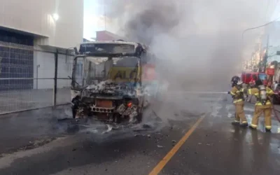 Ônibus pega fogo no bairro do Uruguai e assusta moradores na manhã desta quarta-feira